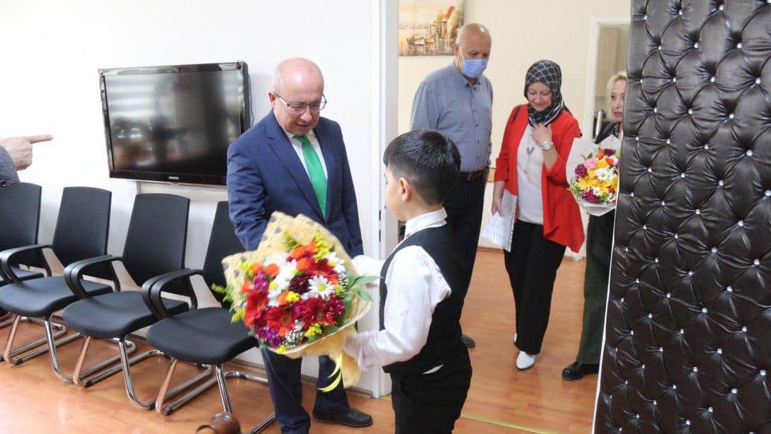 Ulusal Egemenlik ve Çocuk Bayramı kutlama programları kapsamında öğrenciler, İlçe Milli Eğitim Müdürü Ahmet Bilen'i ziyaret etti.