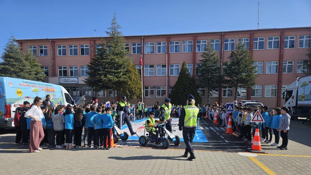 Türkoğlu İlkokulu/Anaokulunda Uygulamalı Trafik Eğitimi Yapıldı